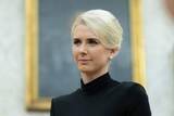 「米国で注目集めるナタリー・ハープ氏とは　SUVのトランクに乗り込んでまでトランプ氏についていく熱心すぎる側近」の画像1