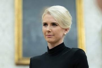 米国で注目集めるナタリー・ハープ氏とは　SUVのトランクに乗り込んでまでトランプ氏についていく熱心すぎる側近