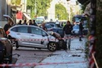 歩行者に車突っ込む、市民が刃物男にタックルして取り押さえ　イタリア