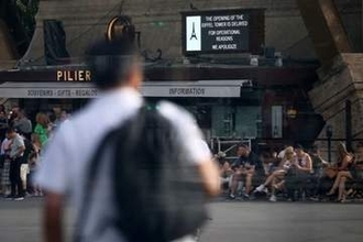仏エッフェル塔、ストライキで閉鎖　訪問した宗教団体が女性従業員の移動要求か