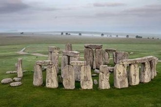 英ストーンヘンジの原型か　5000年前の木製構造物見つかる