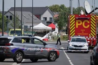 スカイダイビング用の航空機が墜落、11人全員が死亡　フランス
