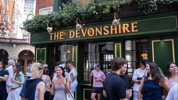 ロンドン中心部のパブに「立ち飲み」規制案　伝統揺るがす動きに怒りと反発の声