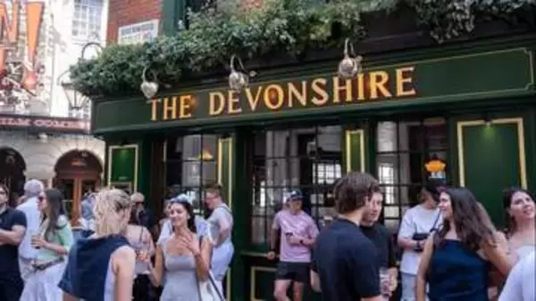 ロンドン中心部のパブに「立ち飲み」規制案　伝統揺るがす動きに怒りと反発の声