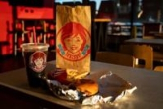 米ウェンディーズ、26年半ばまでに数百店閉鎖へ　事業再生計画の一環