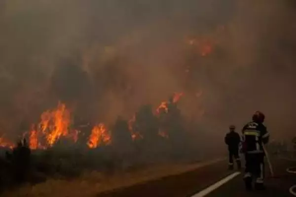 欧州の山火事が猛威　スペイン・フランスで25万人超が避難