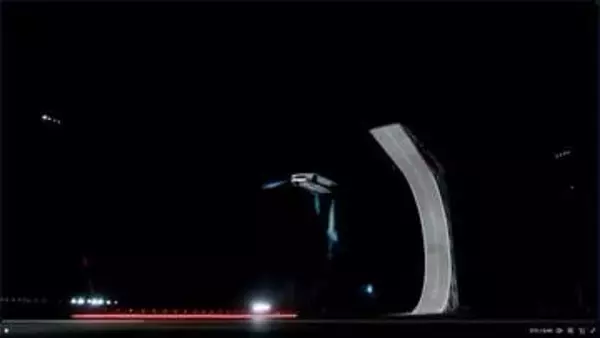 まるでSFの世界、テスラが「空飛ぶ車」をお披露目