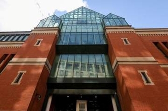 20年以上にわたり妻に薬物投与し性的虐待した男、有罪認める　英国