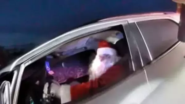 「サンタと妻」がスピード違反で停車命じられる、警察のボディーカメラで映像撮影　米