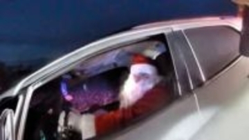 「サンタと妻」がスピード違反で停車命じられる、警察のボディーカメラで映像撮影　米