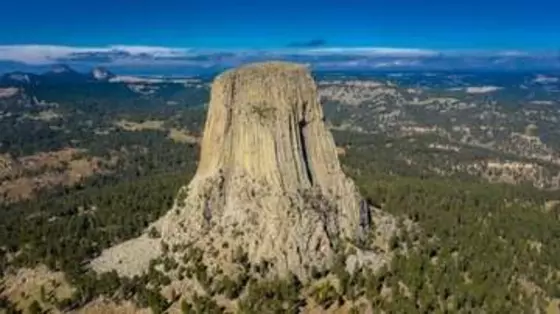 映画「未知との遭遇」で有名になった「デビルズタワー」、UFOと遭遇できる？