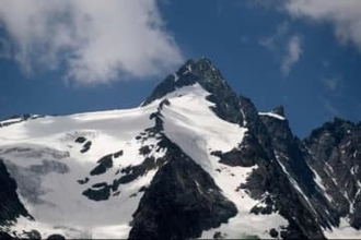 オーストリア最高峰で交際相手を置き去りにして死なせたとして起訴、登山者の裁判始まる