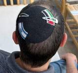 「イスラエル警察、ユダヤ人男性を拘束　イスラエルとパレスチナの旗描かれた民族衣装着用で」の画像1