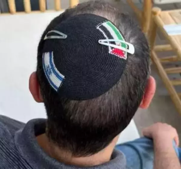 イスラエル警察、ユダヤ人男性を拘束　イスラエルとパレスチナの旗描かれた民族衣装着用で