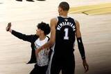 「NBA試合中のコートに乱入して選手と自撮り、観客の男を逮捕　永久入場禁止処分に　米テキサス州」の画像1