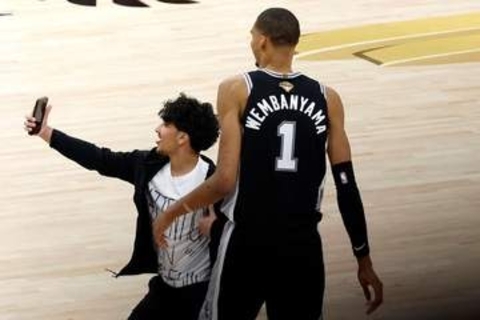 NBA試合中のコートに乱入して選手と自撮り、観客の男を逮捕　永久入場禁止処分に　米テキサス州