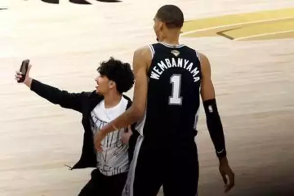 NBA試合中のコートに乱入して選手と自撮り、観客の男を逮捕　永久入場禁止処分に　米テキサス州