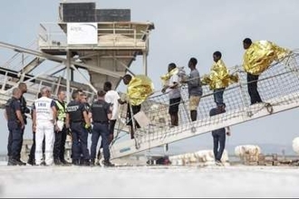英仏海峡でボート火災、150人あまりの移民を救助