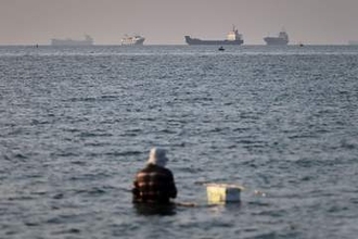 ホルムズ海峡、トランプ氏が再開主張もほとんどの船舶は依然動かず