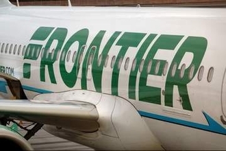 非常口と操縦室のドア開けようとした男、非番乗務員の首絞める　米旅客機が緊急着陸