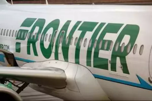 非常口と操縦室のドア開けようとした男、非番乗務員の首絞める　米旅客機が緊急着陸