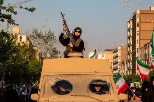 女性と少女数千人が集結、米国とイスラエルに抗議　イラン首都