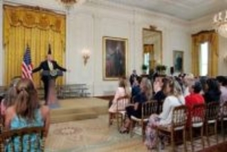 トランプ氏、米国はイラン情勢を「非常にうまく制御」　軍人の母親を前に
