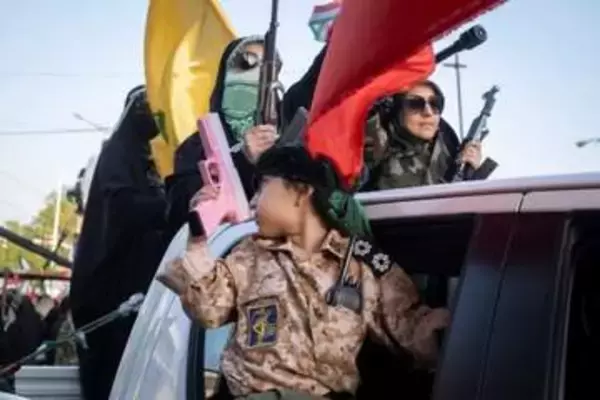 戦闘準備を進めるイラン　国営テレビは生放送中に発砲、集会では市民に銃の使い方を訓練