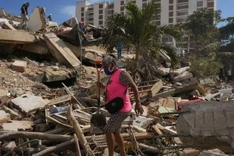 ベネズエラ地震、住民が倒壊した建物を素手で捜索　政府の重機はガス欠で動かず