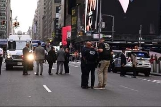 米NY市繁華街で刃物女が2人を殺傷、警察が容疑者を射殺　無差別襲撃か