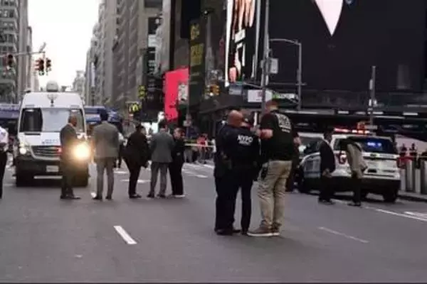 米NY市繁華街で刃物女が2人を殺傷、警察が容疑者を射殺　無差別襲撃か