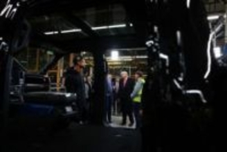 トランプ氏、視察先の自動車工場で中指立てたか　ホワイトハウスは「適切」と説明