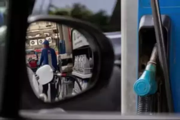 原油価格、再び100ドル超え　歴史的な備蓄放出の後に