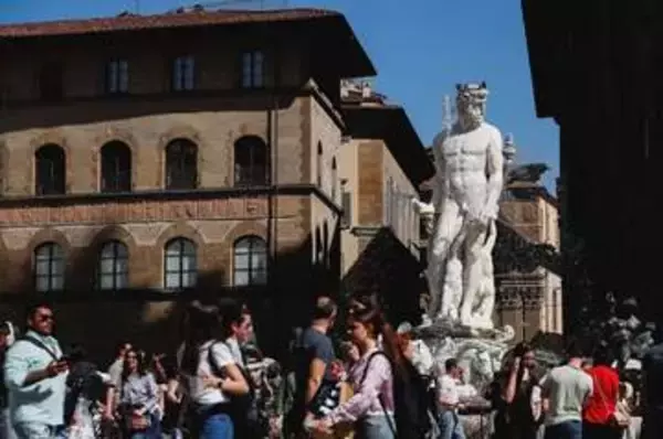 「結婚前パーティー」の観光客、歴史的建造物によじ登って破損　イタリア