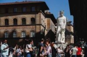 「結婚前パーティー」の観光客、歴史的建造物によじ登って破損　イタリア