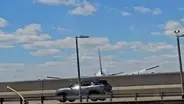 着陸態勢のユナイテッド航空機、滑走路近くで幹線道路走行中のトラックと街頭に衝突　米国