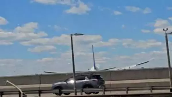 着陸態勢のユナイテッド航空機、滑走路近くで幹線道路走行中のトラックと街頭に衝突　米国