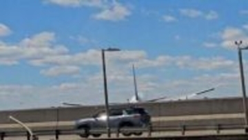 着陸態勢のユナイテッド航空機、滑走路近くで幹線道路走行中のトラックと街頭に衝突　米国