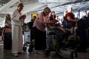 英国各地の空港で大規模な混乱、1300便が欠航　航空管制システムに問題