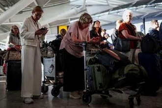 英国各地の空港で大規模な混乱、1300便が欠航　航空管制システムに問題