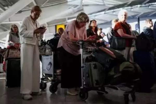 英国各地の空港で大規模な混乱、1300便が欠航　航空管制システムに問題
