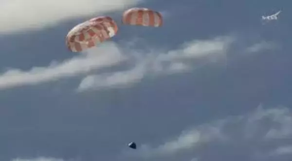 「アルテミス2」の宇宙船オリオンが地球に帰還、パラシュートを広げ穏やかな着水
