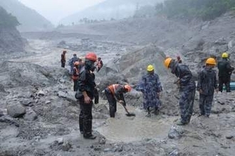ネパール洪水に見舞われたトンネルから脱出した水力発電作業員、多数の仲間失う