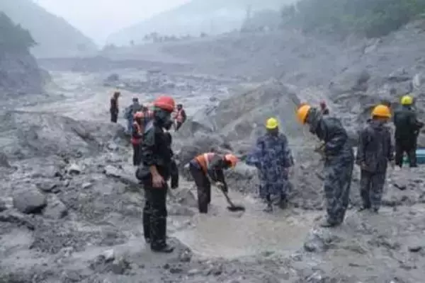 ネパール洪水に見舞われたトンネルから脱出した水力発電作業員、多数の仲間失う