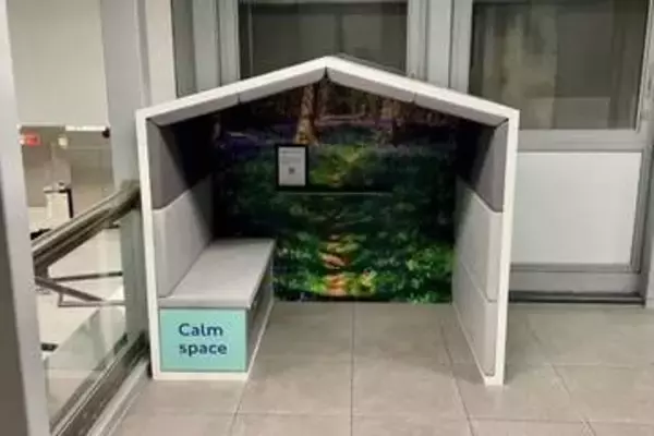 ロンドンの地下鉄駅に登場した「落ち着ける空間」、「まるで犬小屋」の声も