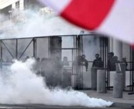 「王はいらない」デモに参加の大学生、連邦捜査官の撃った発射物に当たり片目失う　LA