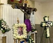 倒れた十字架に当たって神父が死亡、ミサのライブ配信中　エクアドル