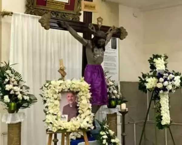 倒れた十字架に当たって神父が死亡、ミサのライブ配信中　エクアドル