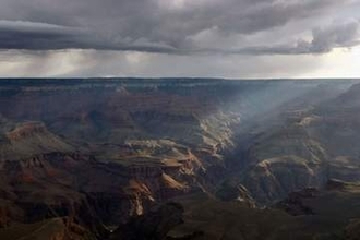 米グランドキャニオンで土石流、観光客ら60人以上が避難　15人安否不明か