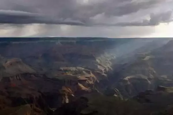 米グランドキャニオンで土石流、観光客ら60人以上が避難　15人安否不明か